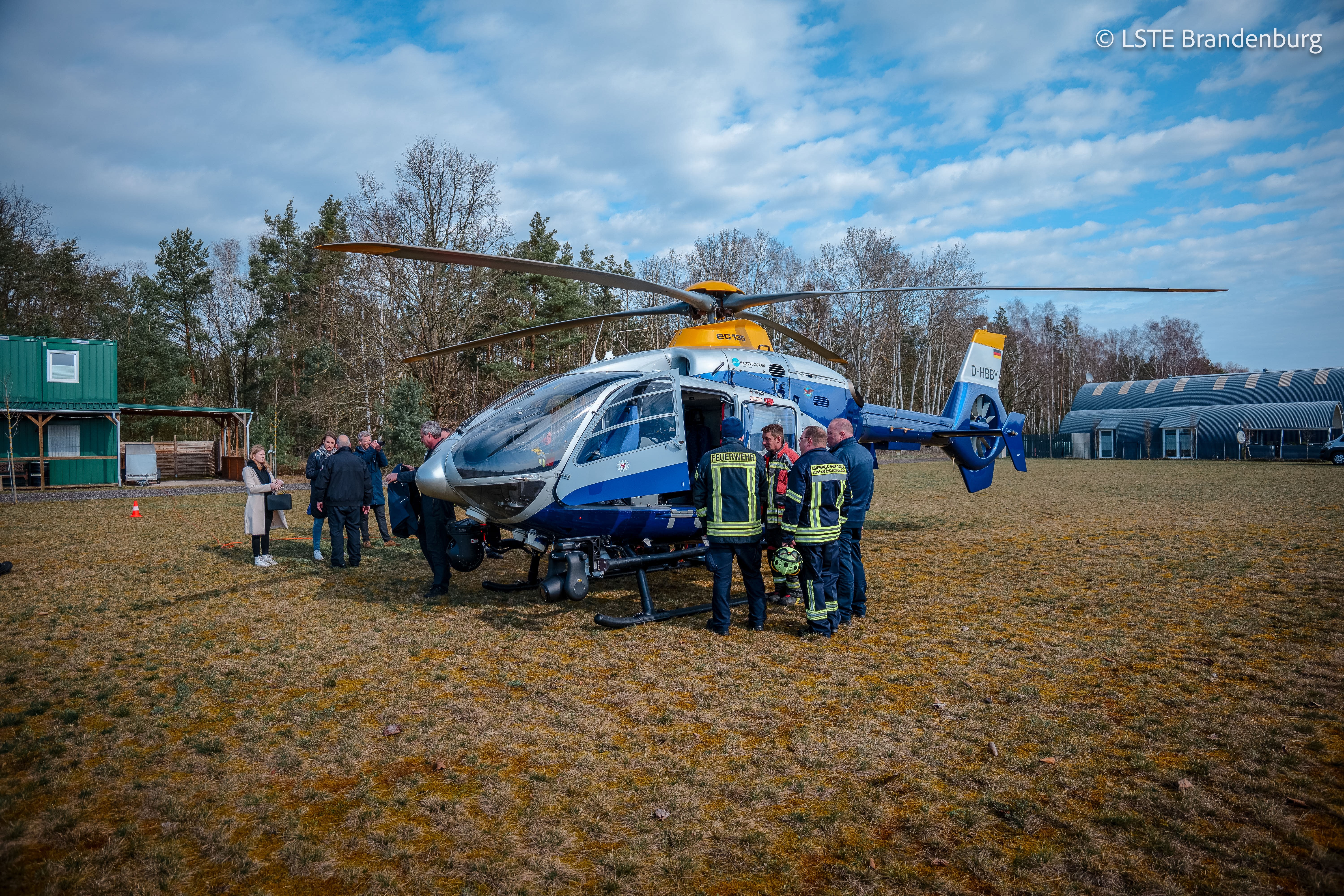 Stationsbetrieb am Hubschrauber (EC 135) der Polizei des Landes Brandenburg