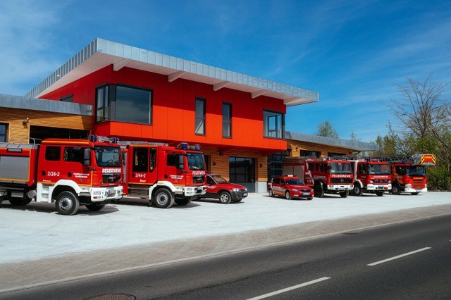 Fahrzeugaufstellung der Freiwilligen Feuerwehr der Stadt Eisenhüttenstadt vor der neuen zentralen Feuerwache