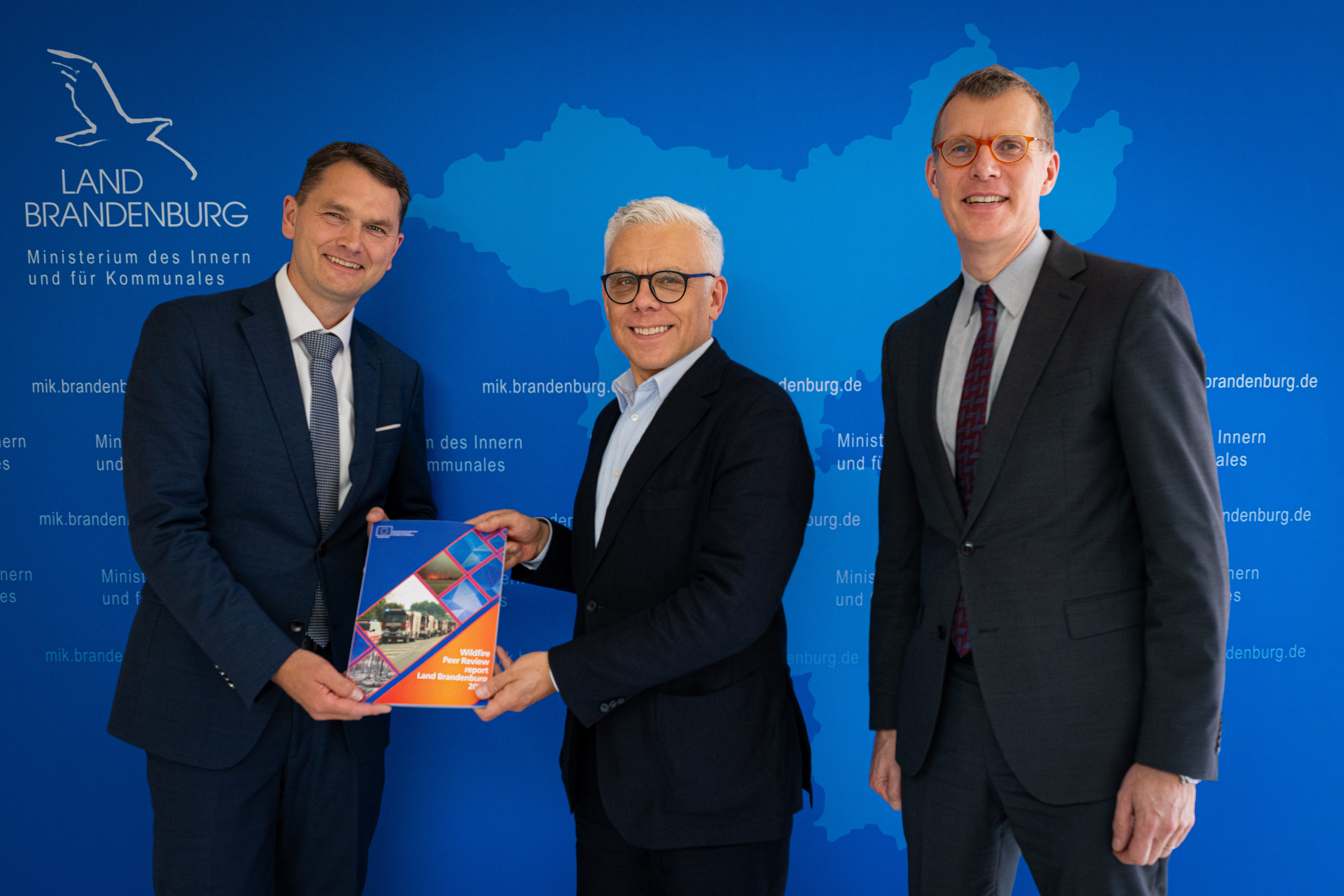 Der Bericht zum Wildfire Peer Review Brandenburg wird durch DG-ECHO im Beisein des BMI an das MIK übergeben.