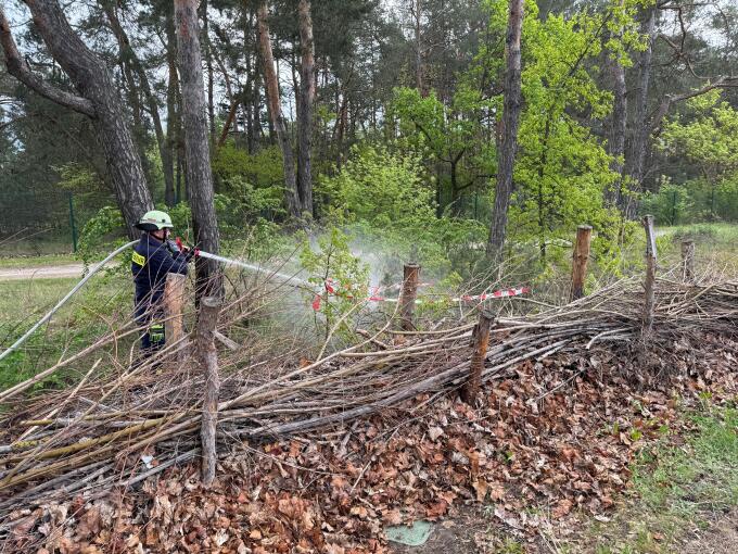 Feuerwehrangehöriger übt mit einem D-Strahlrohr die Vegetationsbrandbekämpfung