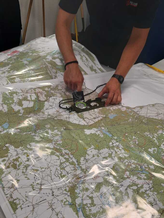 Symbolbild einer Waldbrandschutzkarte mit einem Kompass