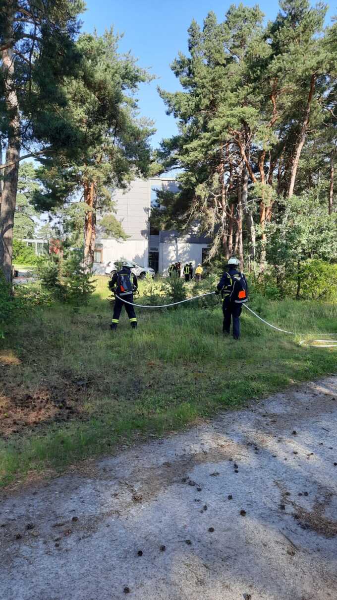 Schläuche werden aus der Bewegung heraus aus einem Rucksack verlegt 