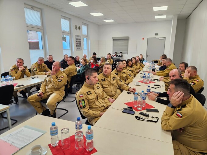 zuhörende polnische Delegation